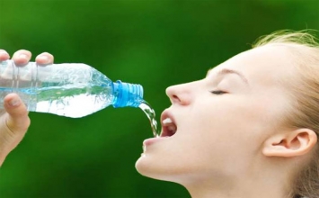 Một cách uống nước sai gây ung thư quá nhiều người mắc phải